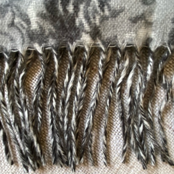 V.Frass Cashmink Acrylic Soft Grey Floral Winter Scarf- Made in Germany - Picture 5 of 14